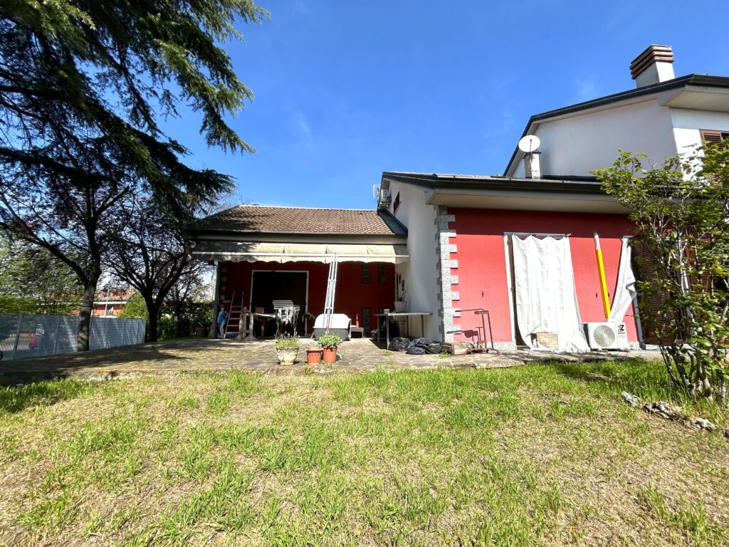 VILLA - LANDRIANO, VIA DELLE ROSE 10