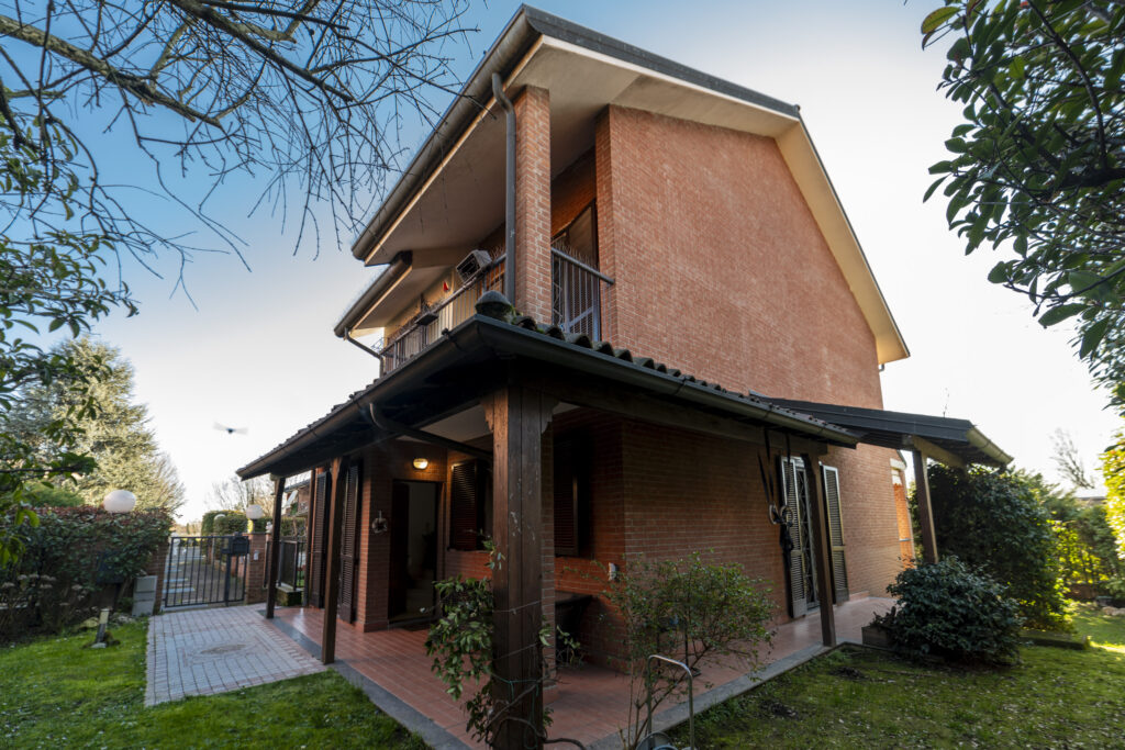VILLA - ROZZANO, VIA MANZONI 55