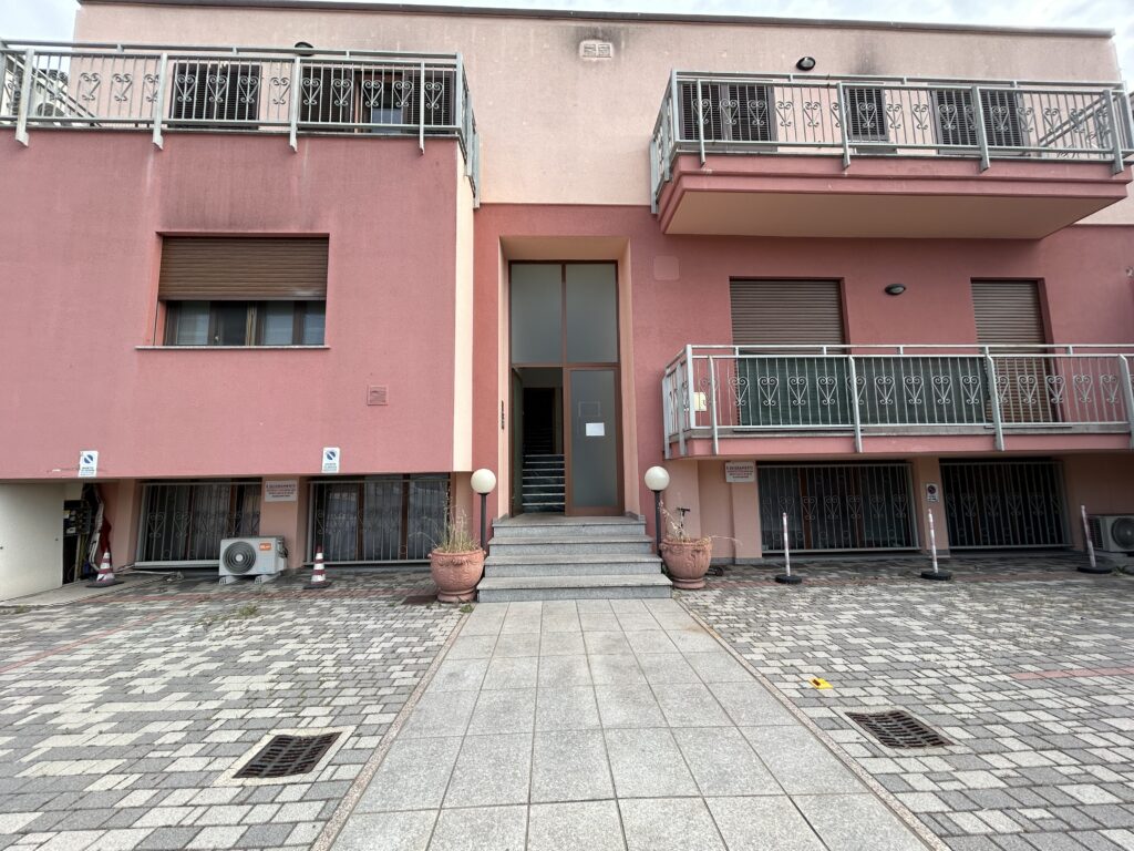 TRILOCALE ROZZANO - VIALE ISONZO 106 ( PIANO RIALZATO)