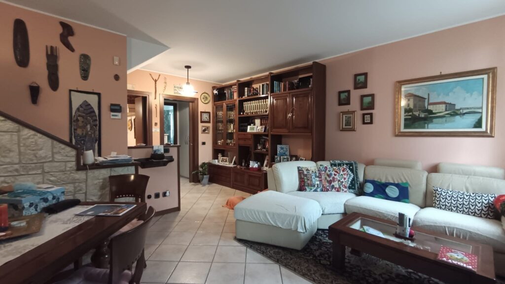 VILLA A SCHIERA DI TESTA