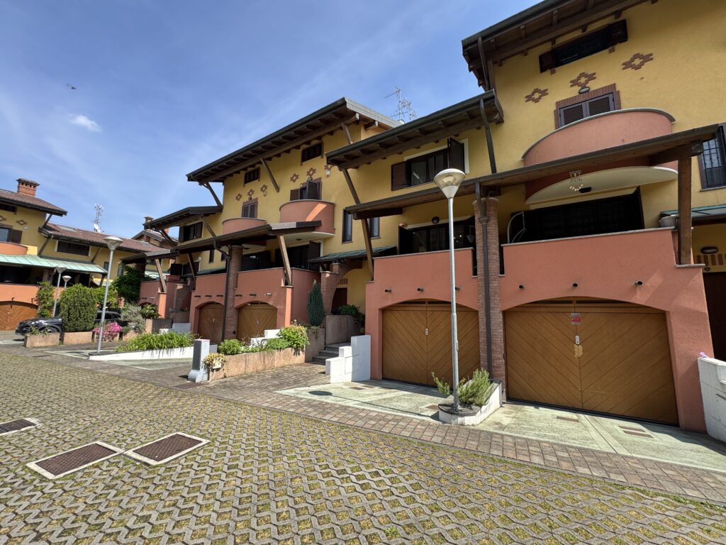 VILLA A SCHIERA TREZZANO SUL NAVIGLIO