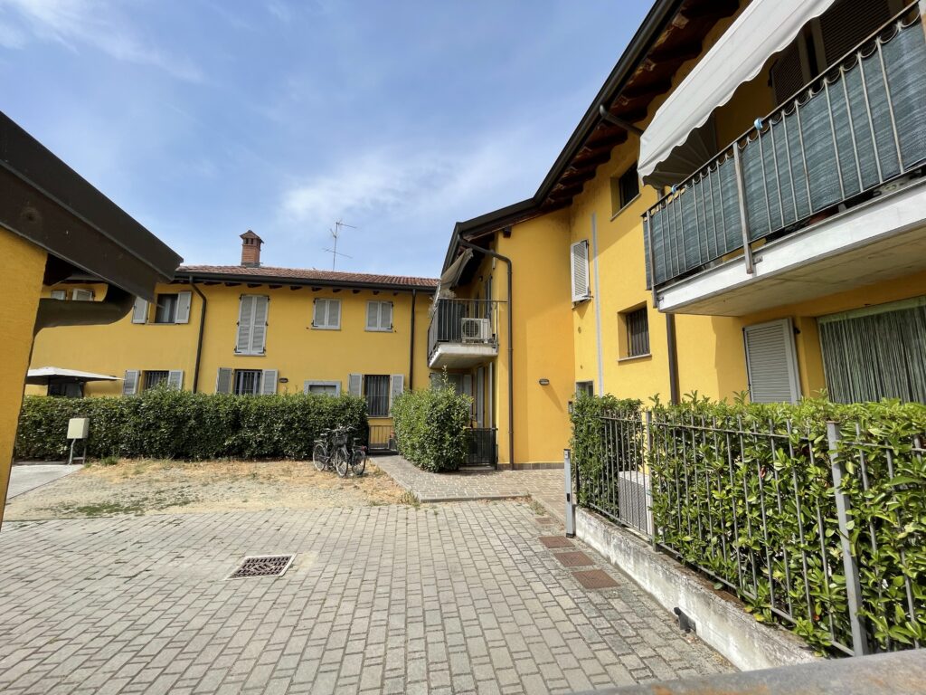 Bilocale - Rosate, Via Cavour 11